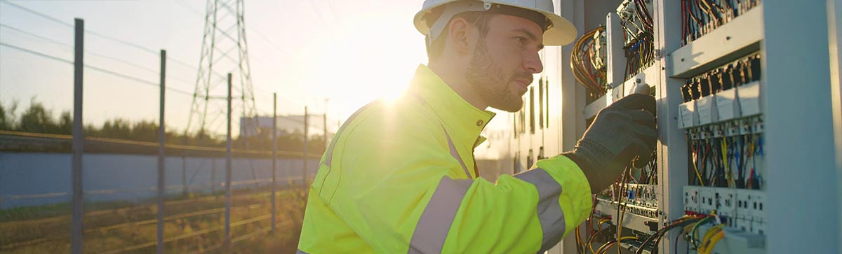 Elektroinstallateur im Stromnetzbetrieb